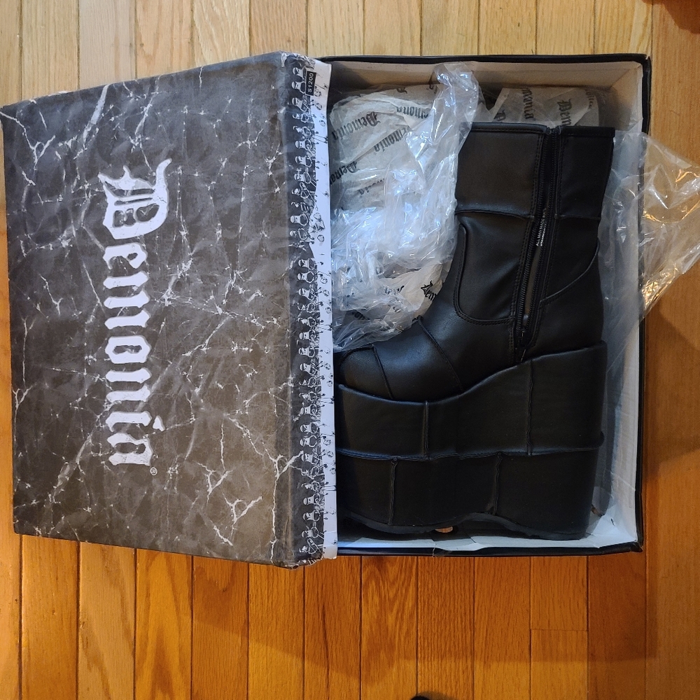 DEMONIA SOUL STOMPER PLATFORM BOOTS